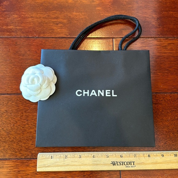 Chanel Shopping Bag with Camellia - Picture 2 of 6
